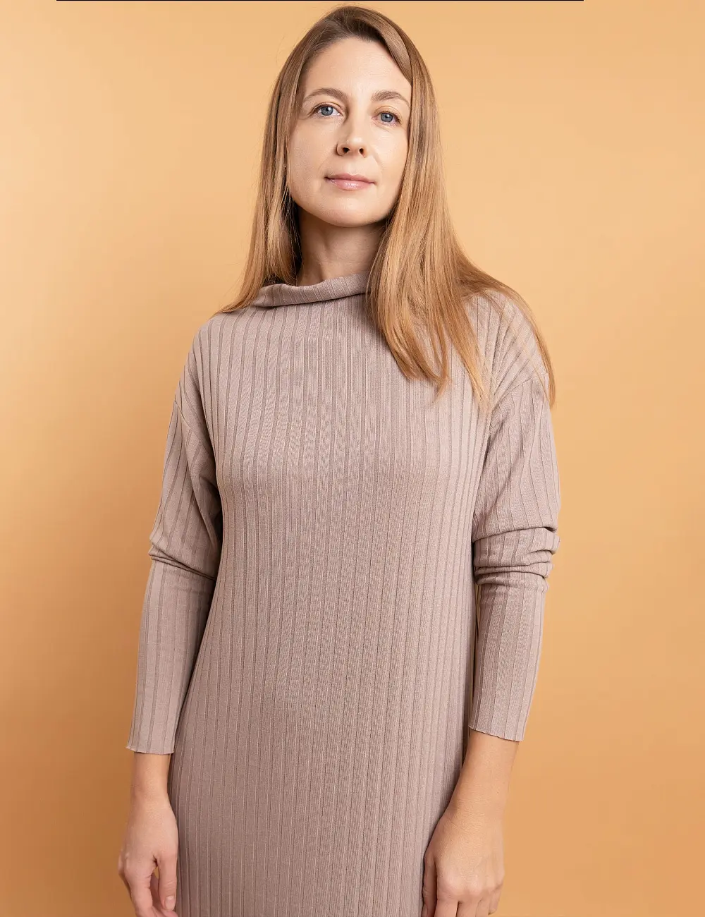 Sukienka z dzianiny 611RW mokka