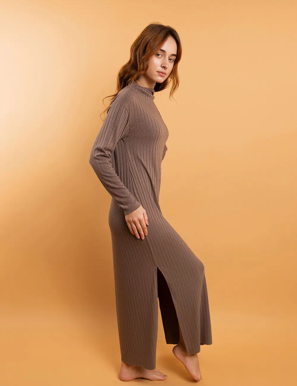 Sukienka z dzianiny 611RW czekoladowa