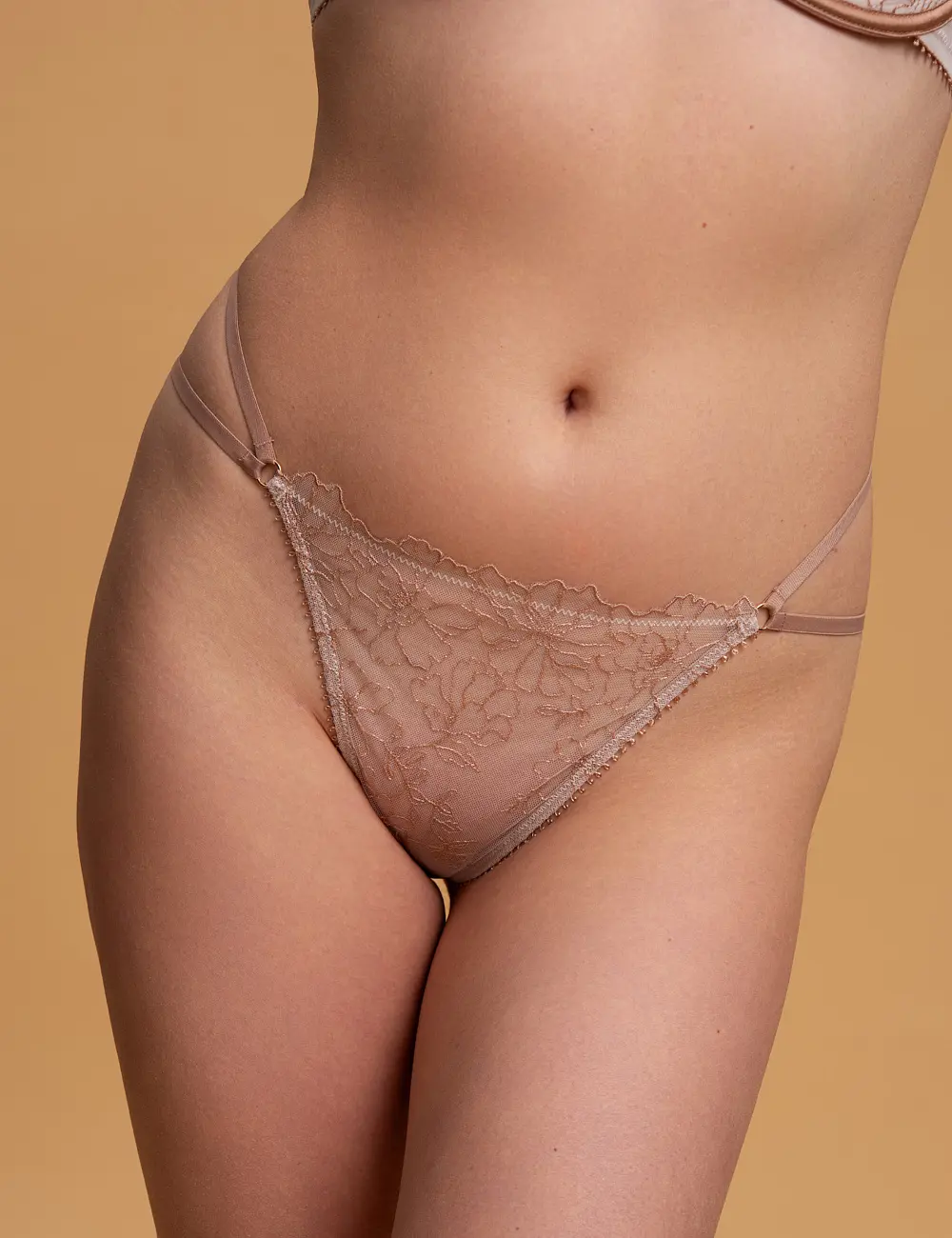 Stringi 002SR migdałowe