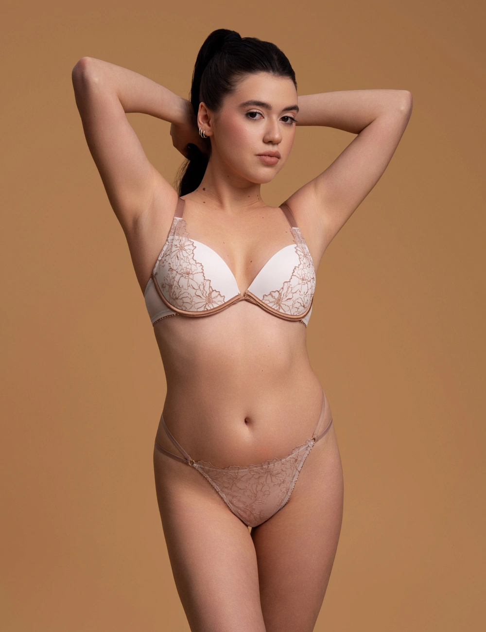 Stringi 002SR migdałowe