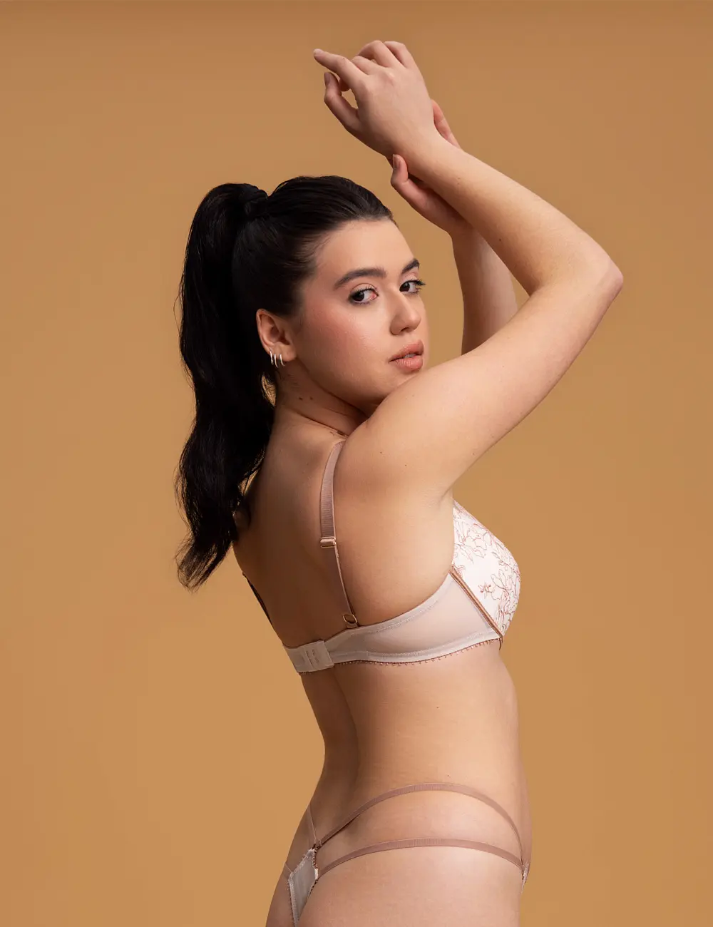 Stringi 002SR migdałowe