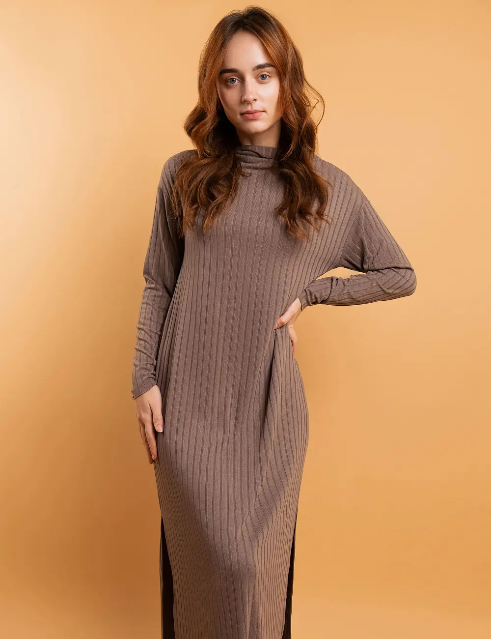 Sukienka z dzianiny 611RW czekoladowa