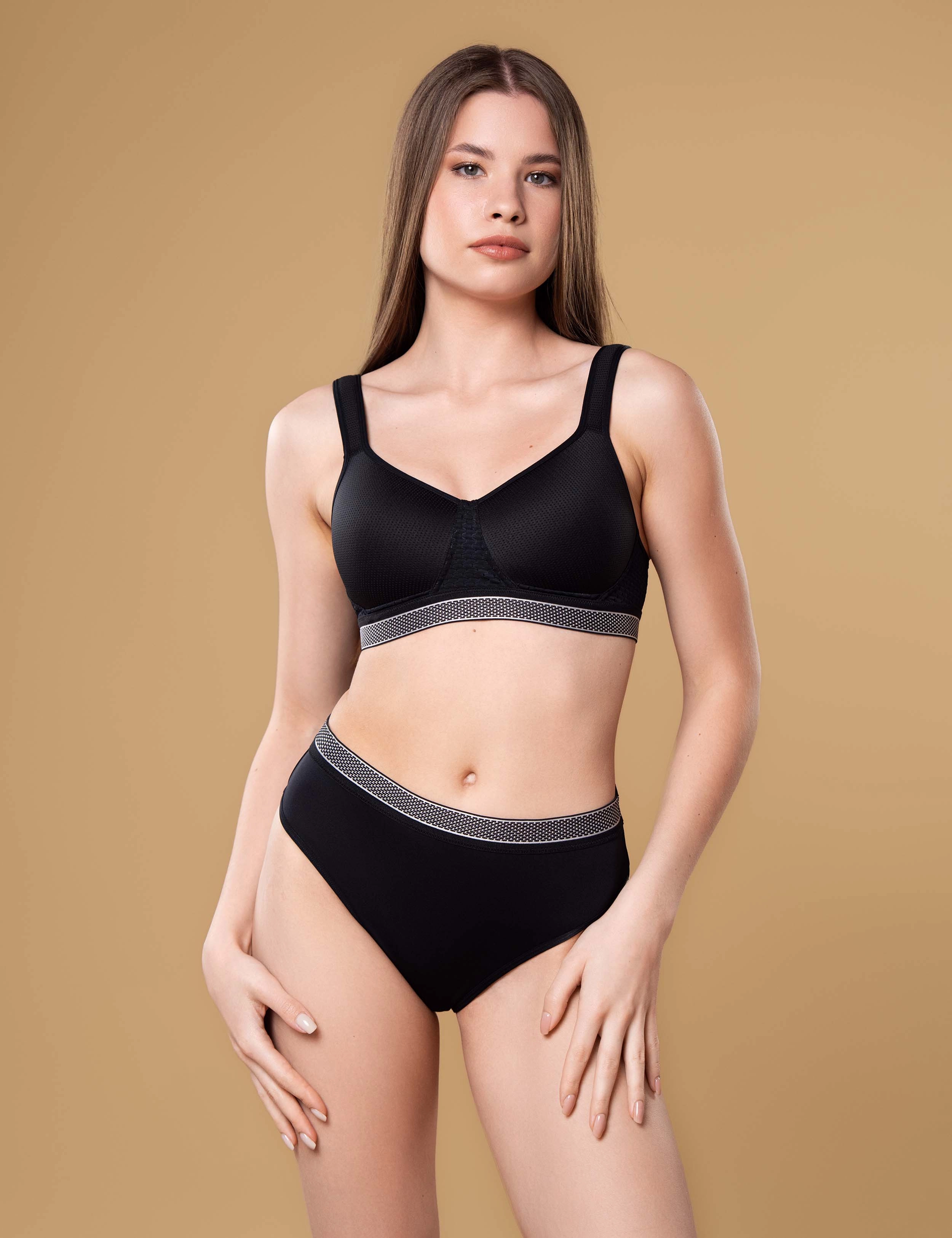 Biustonosz z formowaną miseczką 134UP czarny