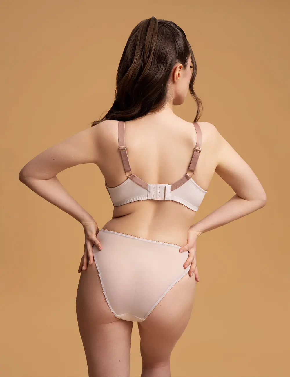 Biustonosz z miękką miseczką 011SR migdałowy